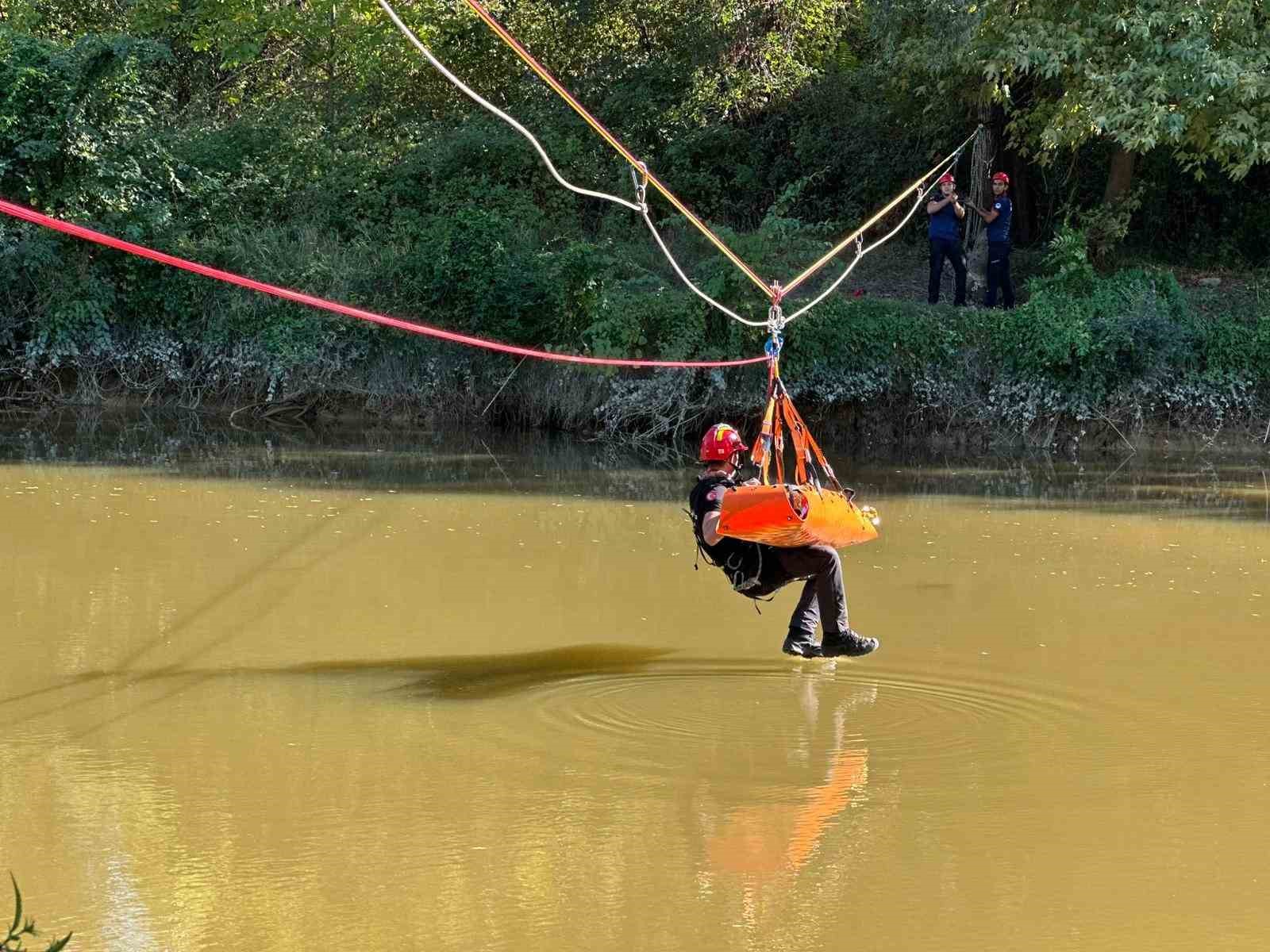 İtfaiyeden Sakarya Nehri üzerinde nefes kesen tatbikat