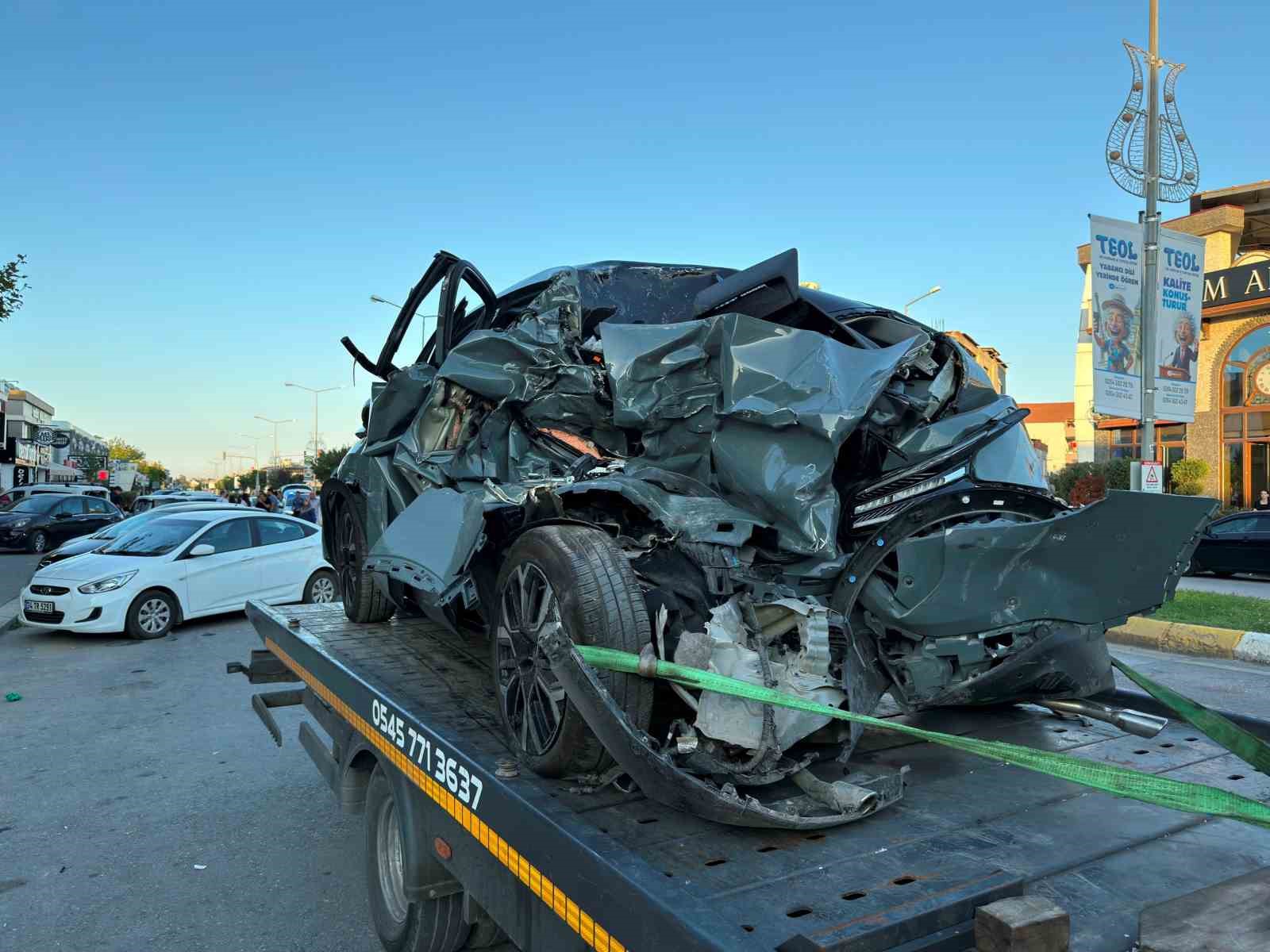 Mikserin çarptığı otomobil 4 araca çarptı: 2 çocuk yaralı