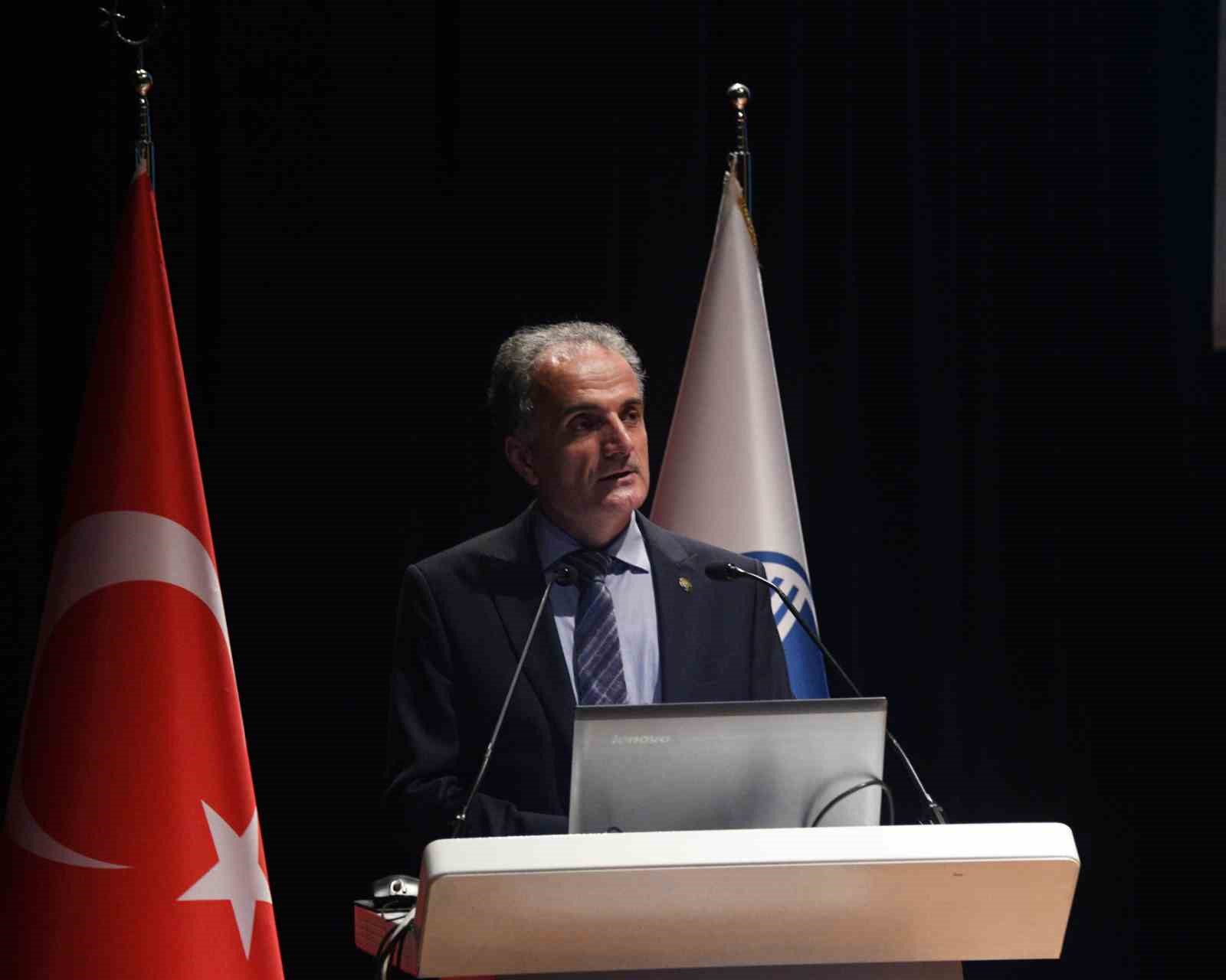 Üniversiteye yani başlayan öğrencilere hitap eden rektör Al: 