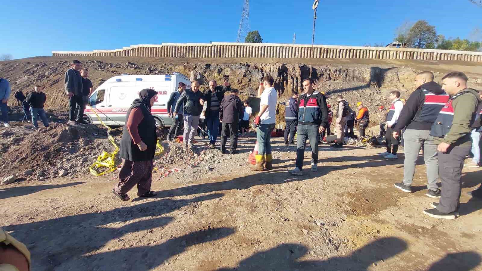 30 metrelik kuyuya düşen işçinin cansız bedenini itfaiye çıkardı