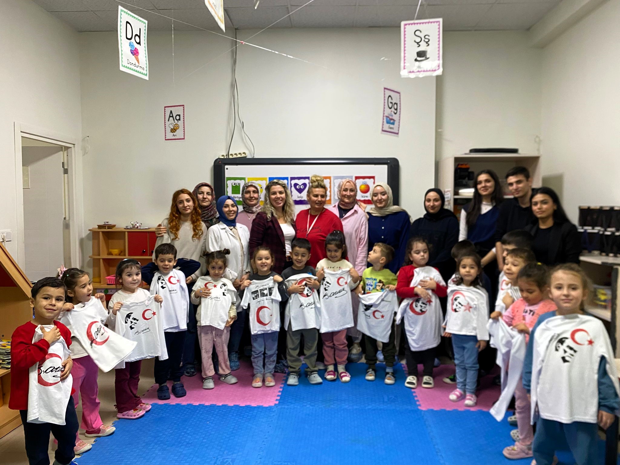 Minikler Cumhuriyet Coşkusunu Geleneksel Sanatla Yaşadı