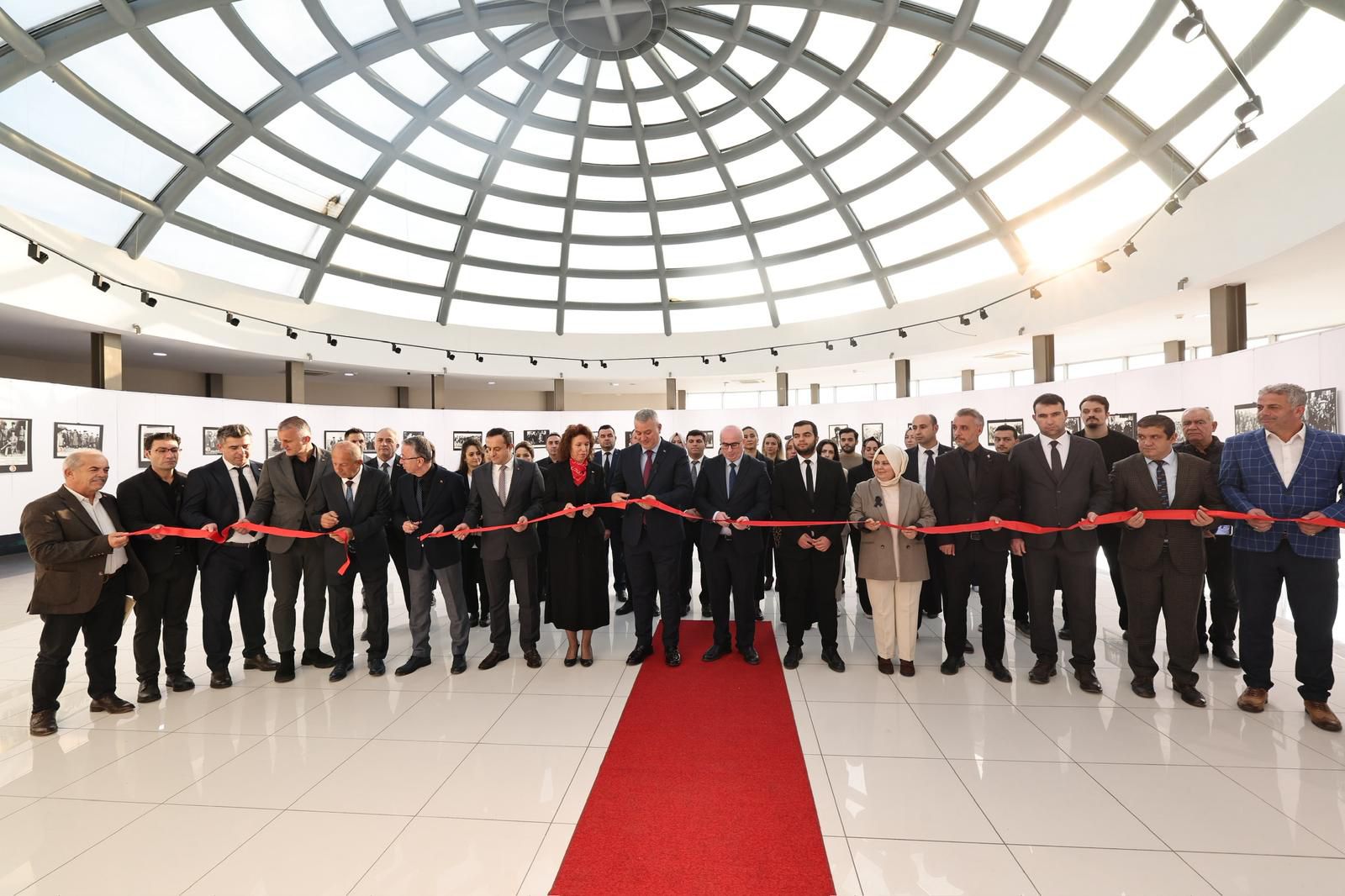 Serdivan’da 10 Kasım Töreni: “Hatırlamak ve Anlamak” Sergisi Açıldı