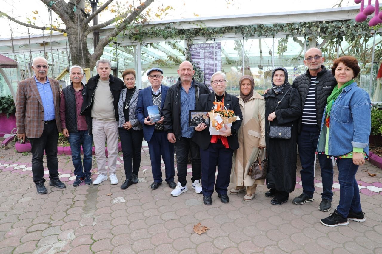 Emekli öğretmen ilkokul öğrencileriyle 50 yıl sonra ilk kez buluştu