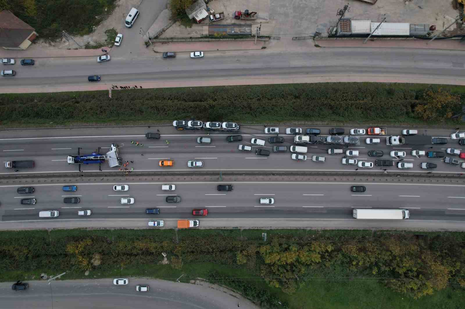 Otobanda tır ile çarpışan nakliyat kamyonu devrildi, kilometrelerce araç kuyruğu oluştu