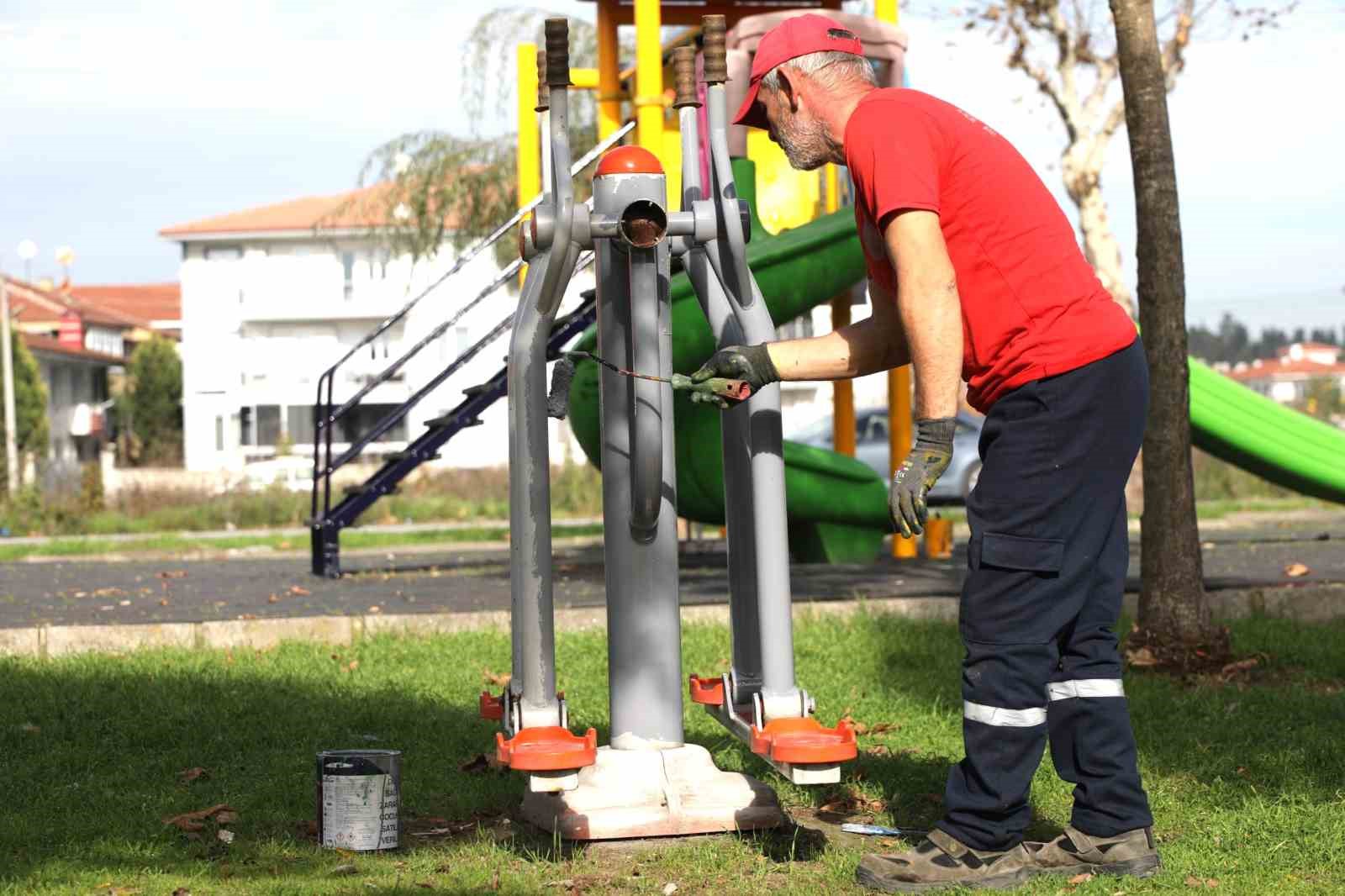 Erenler Belediyesi park ve bahçelerde çalışmalarını sürdürüyor