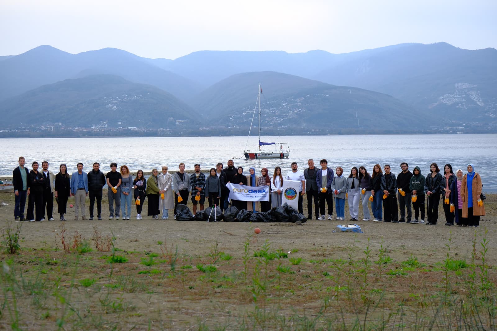 Genç Gönüllülerden Sapanca Gölü'nde Çevre Temizliği