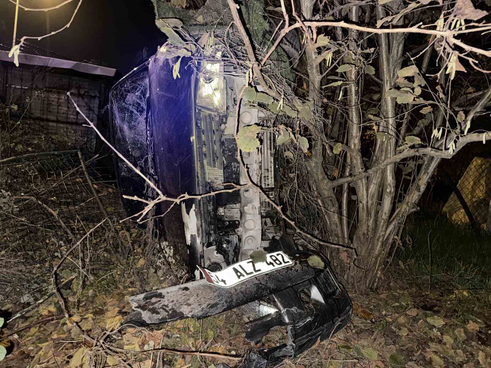 Hafif ticari araçla çarpışan otomobil tarlaya devrildi: 5 yaralı