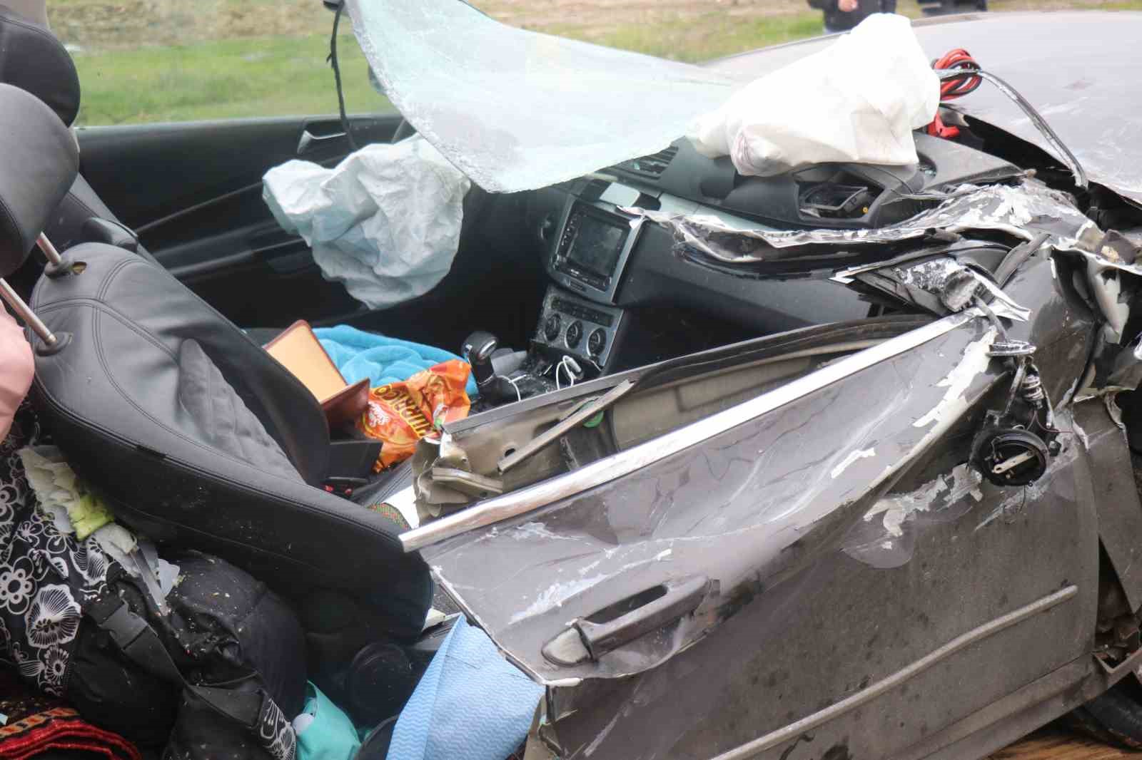 Tıra arkadan çarpan araç kağıt gibi ezildi: 1 ölü, 1 yaralı