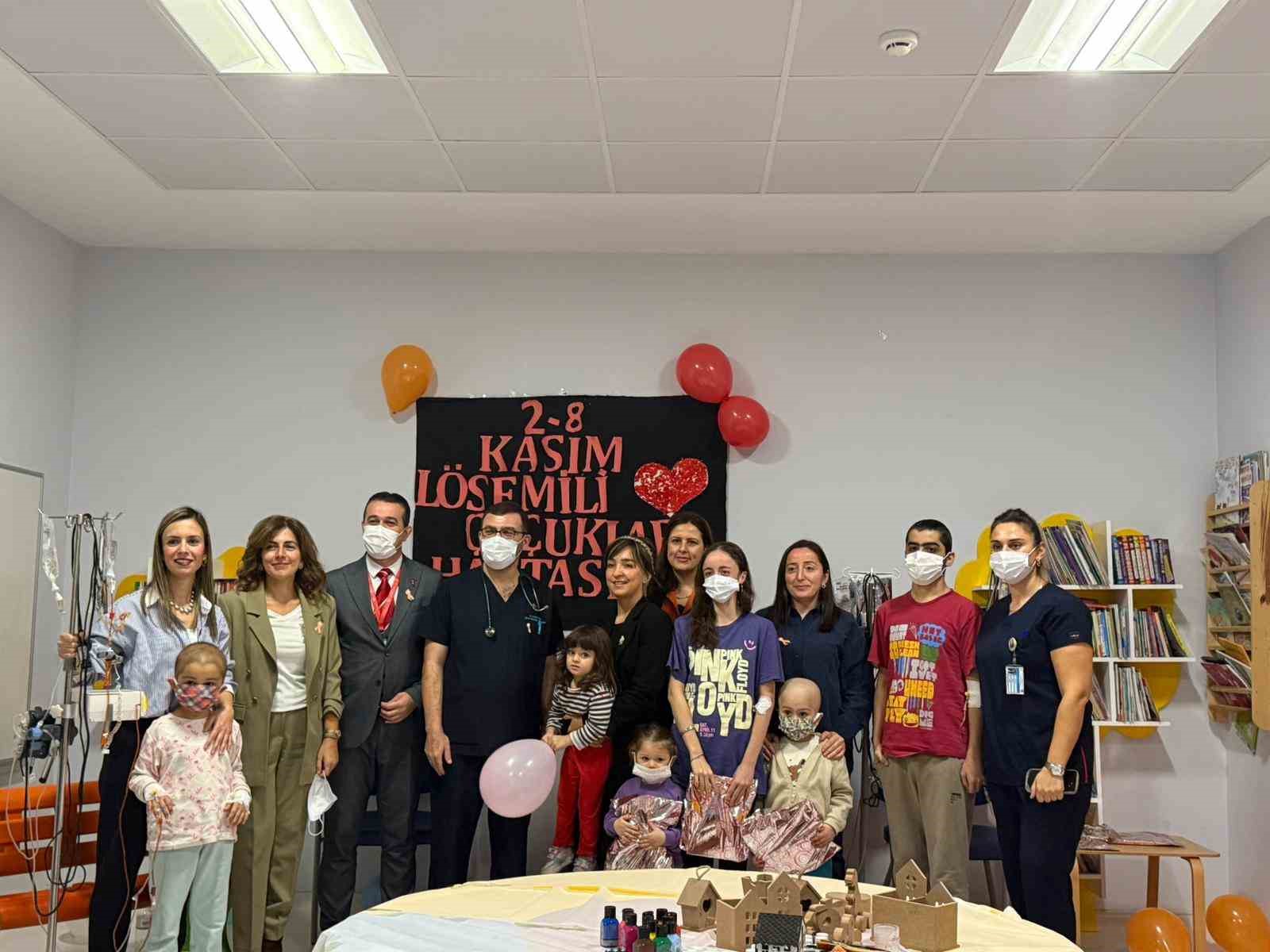 Hastanede tedavi gören çocuklara üniversitelilerden 