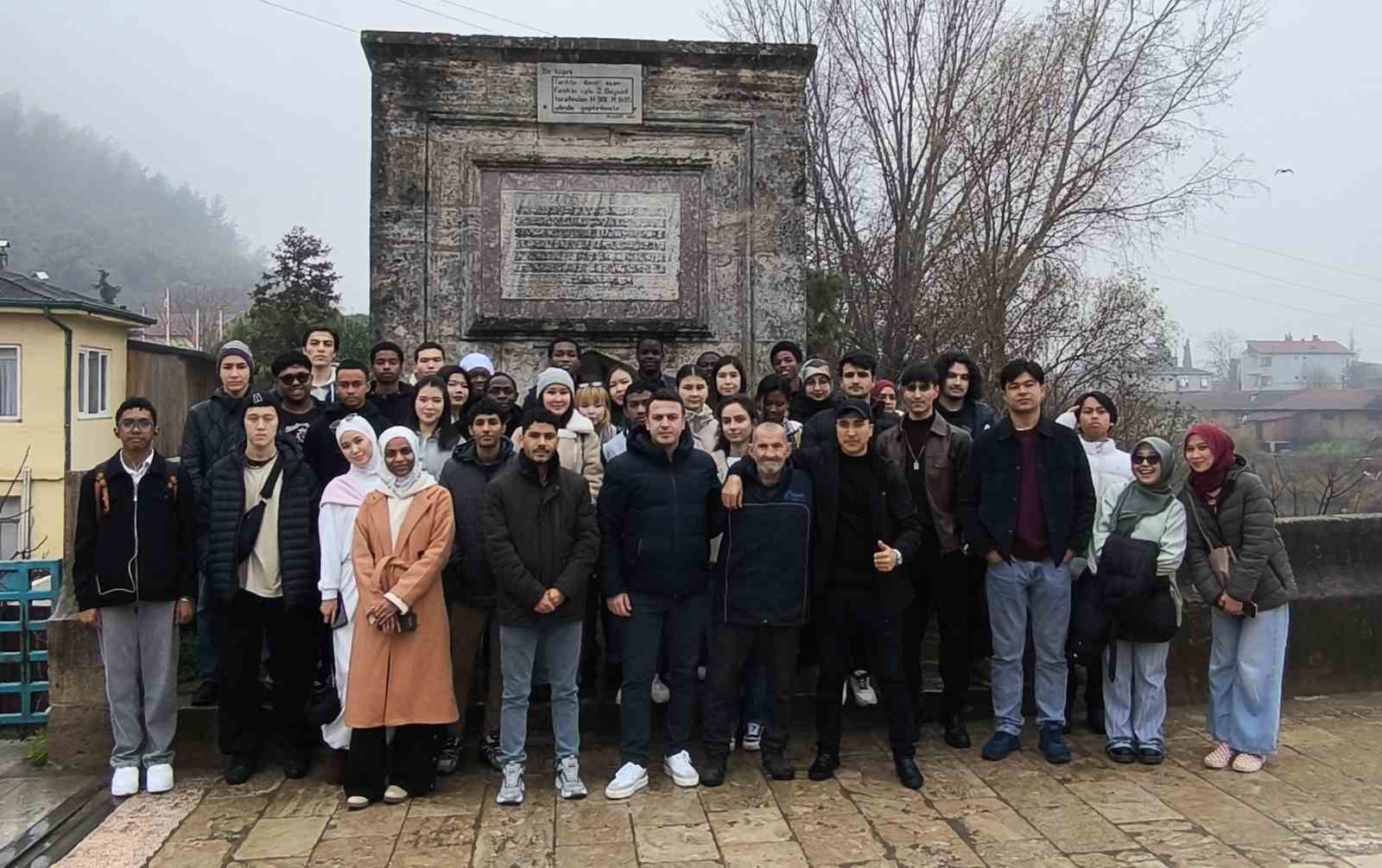 Üniversiteli öğrenciler tarihi ve doğal mekanları keşfetti