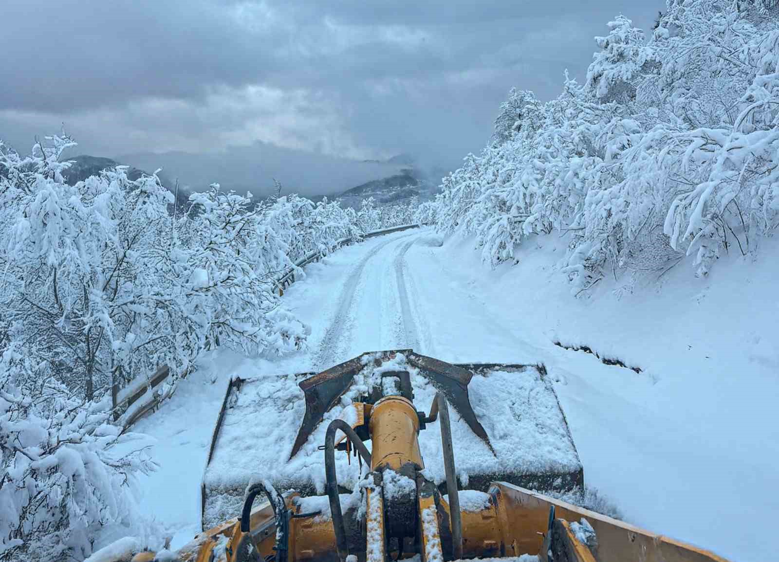 Sakarya’da kardan kapanan 35 grup yolunun 31’i ulaşıma açıldı