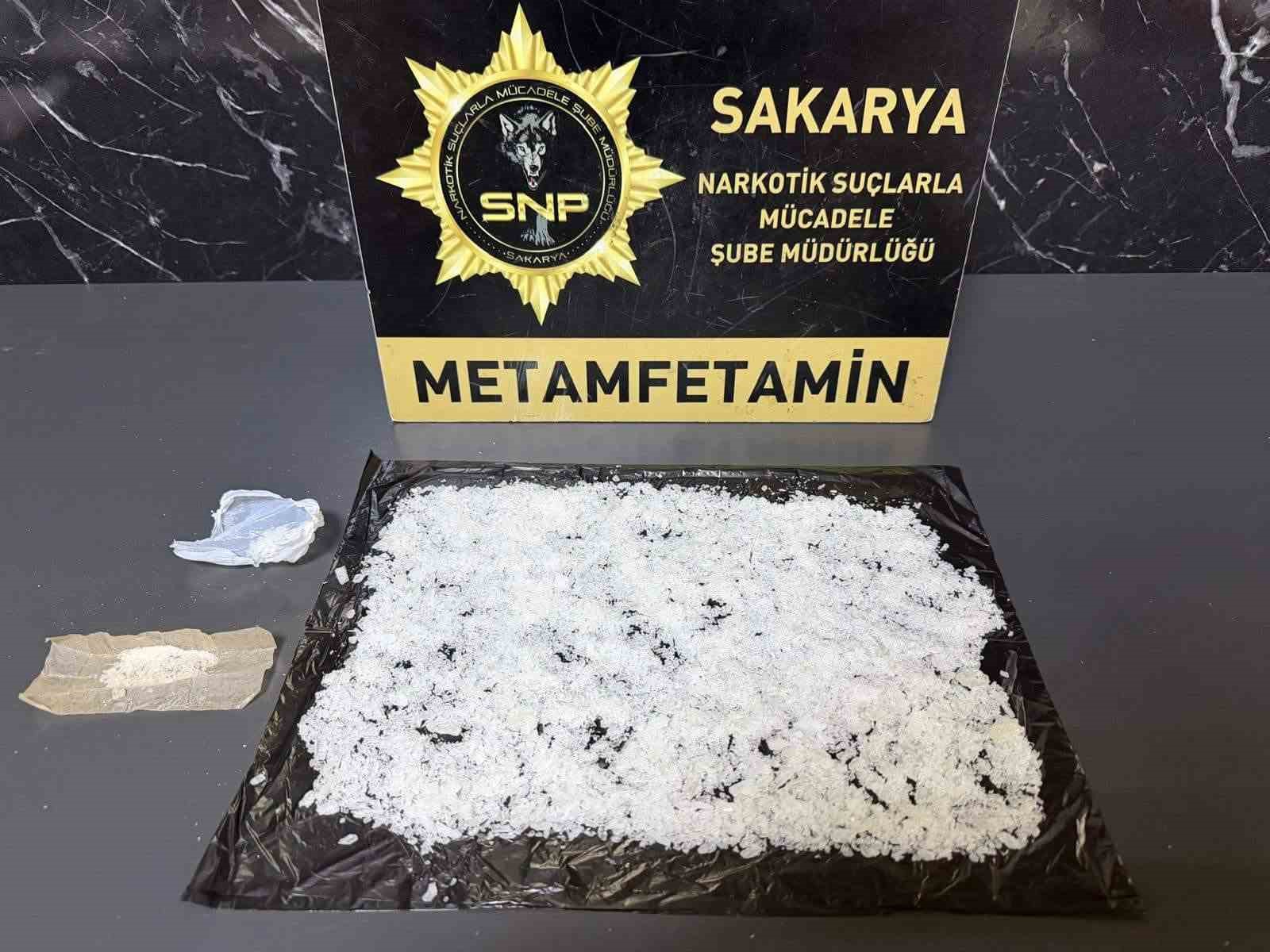 İstanbul’dan Zonguldak’a uyuşturucu sevk eden şahıslar Sakarya’da yakalandı