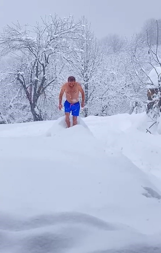 Eksi 10 dereceyi aldırmadan şortuyla karda yüzdü