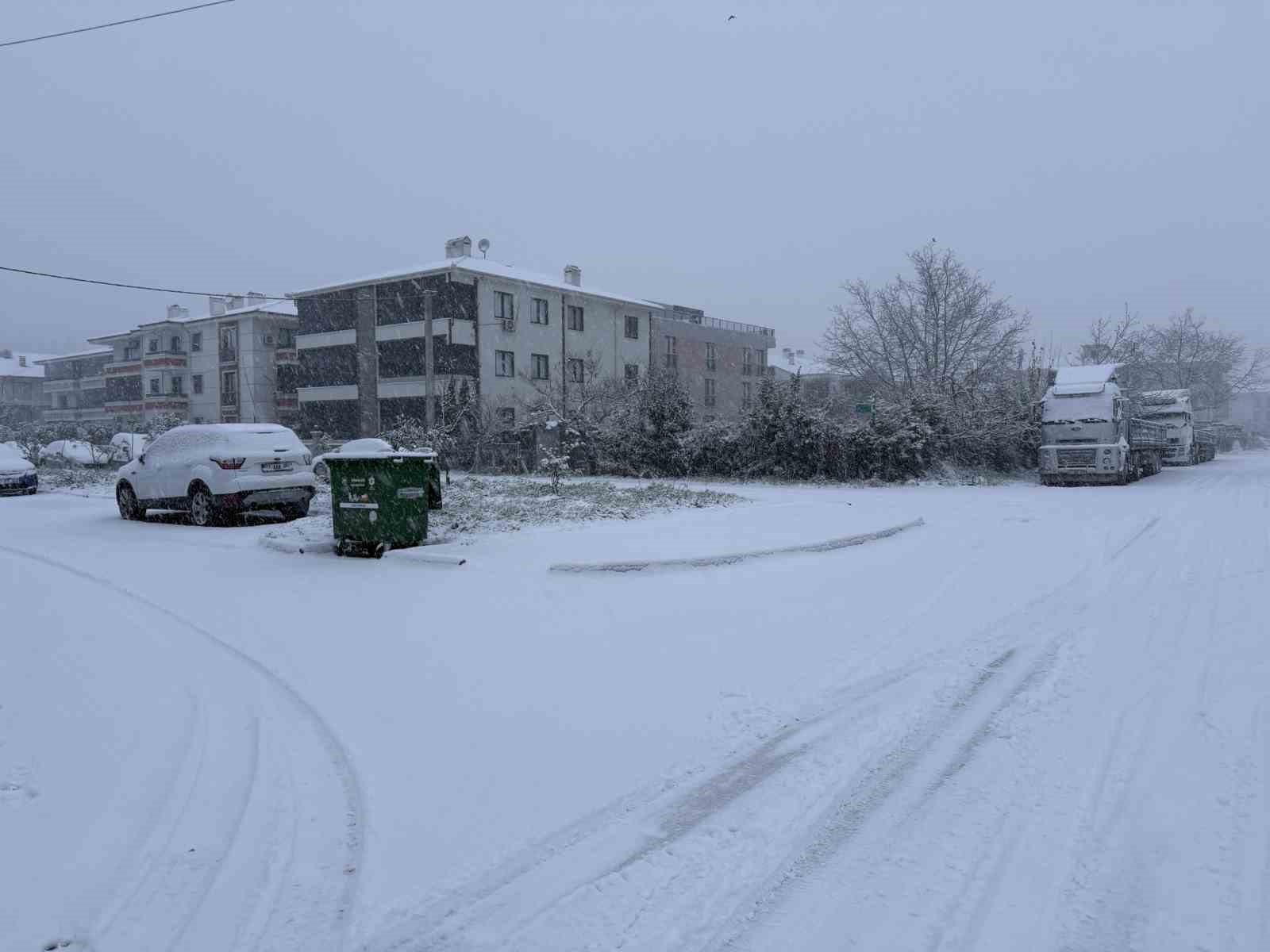 Sakarya yeni yıla karla uyandı: Şehir merkezinde lapa lapa yağıyor