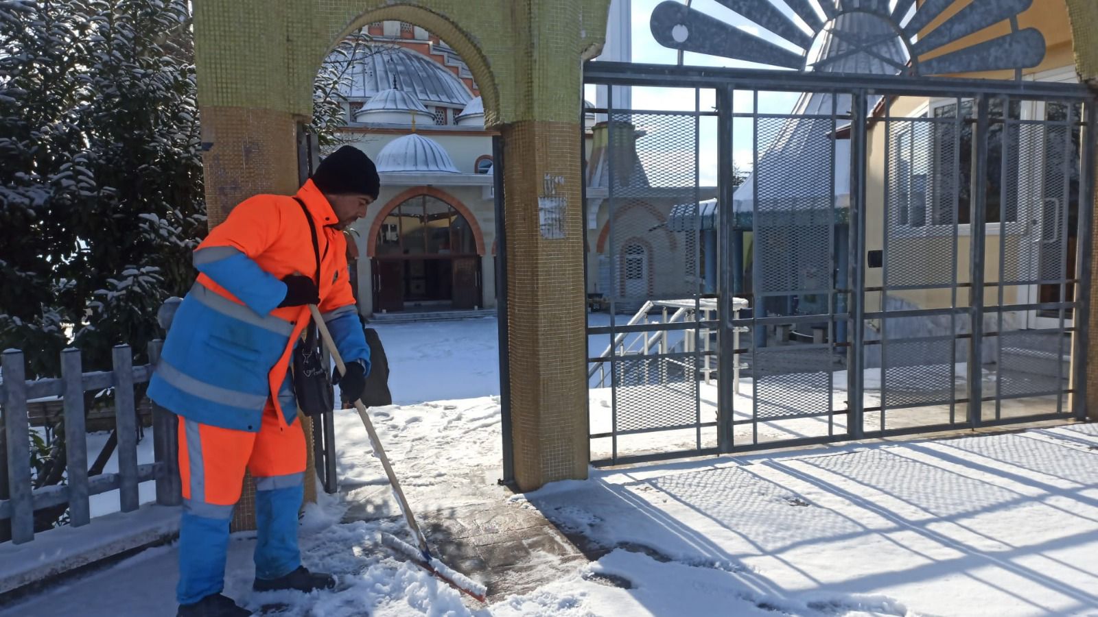 Serdivan’da Kar Mesaisi: Ekipler 7/24 Teyakkuzda
