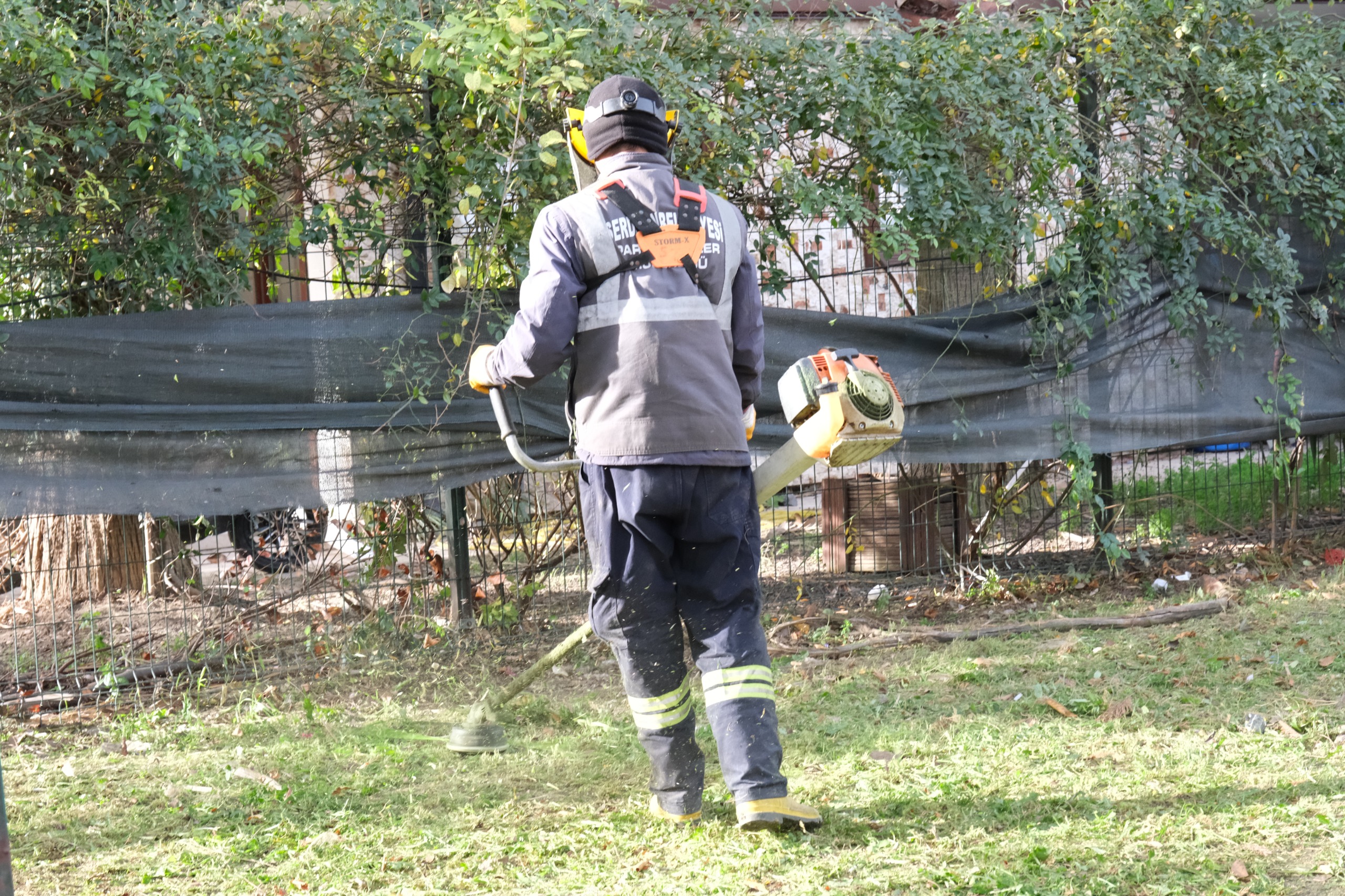 Serdivan’da Yeşil Alanlara Düzenli Bakım