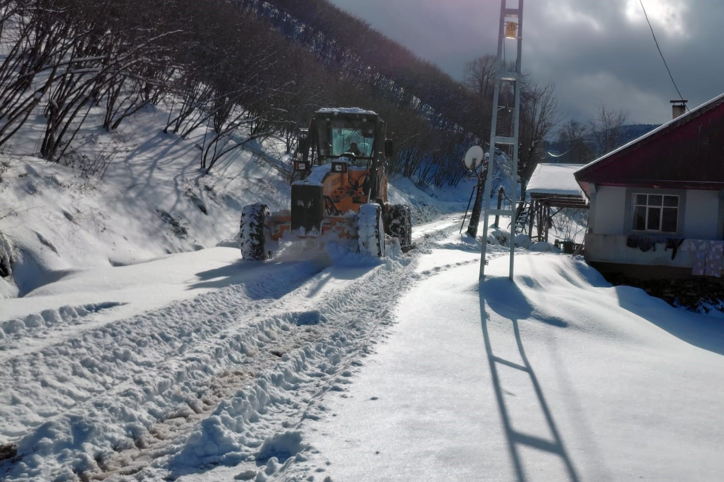 Hendek’te karla mücadele aralıksız sürüyor