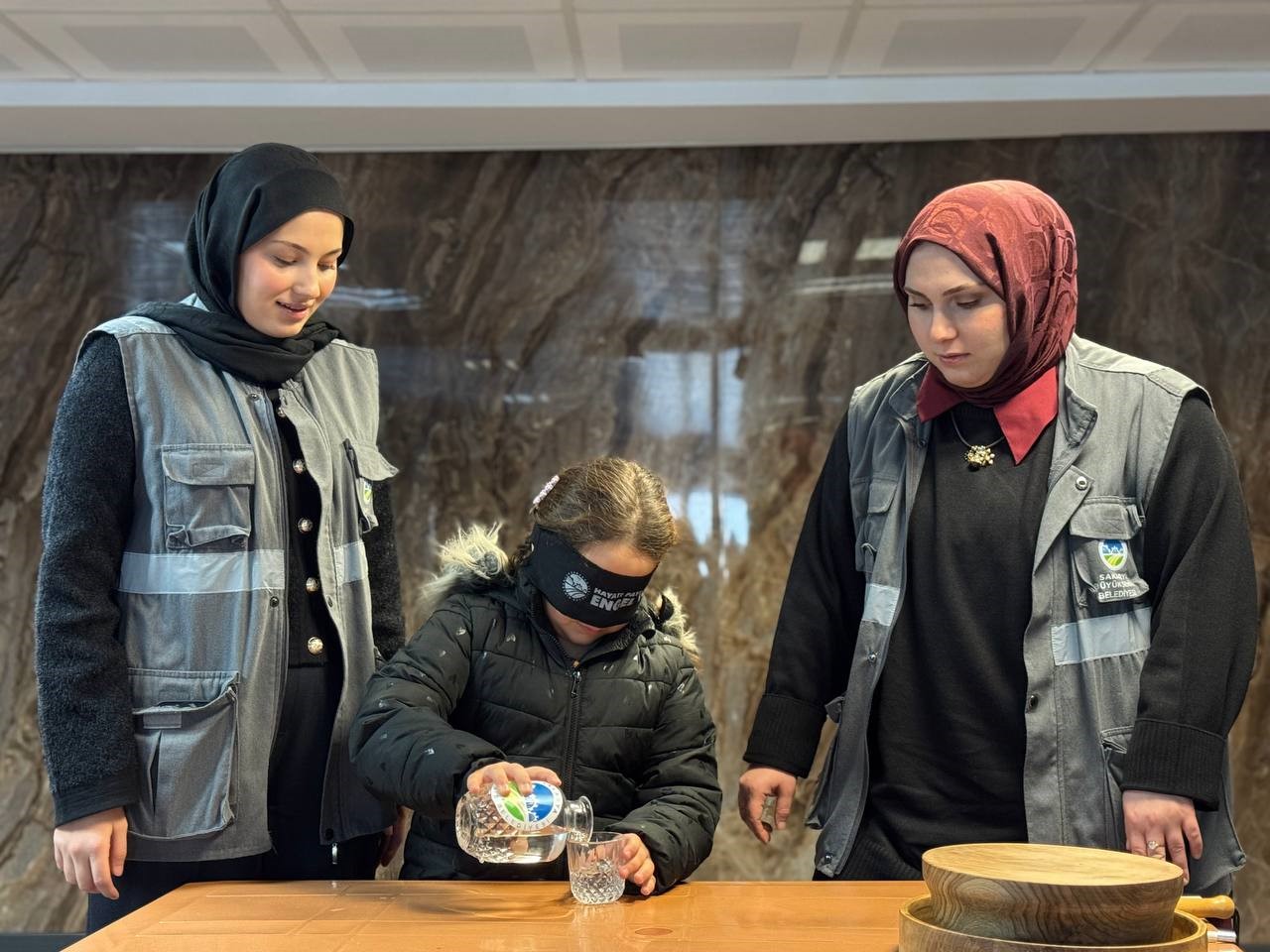 Gözlerini bağlayıp su doldurdular: Öğrencilere ’Beyaz Baston’ farkındalığı