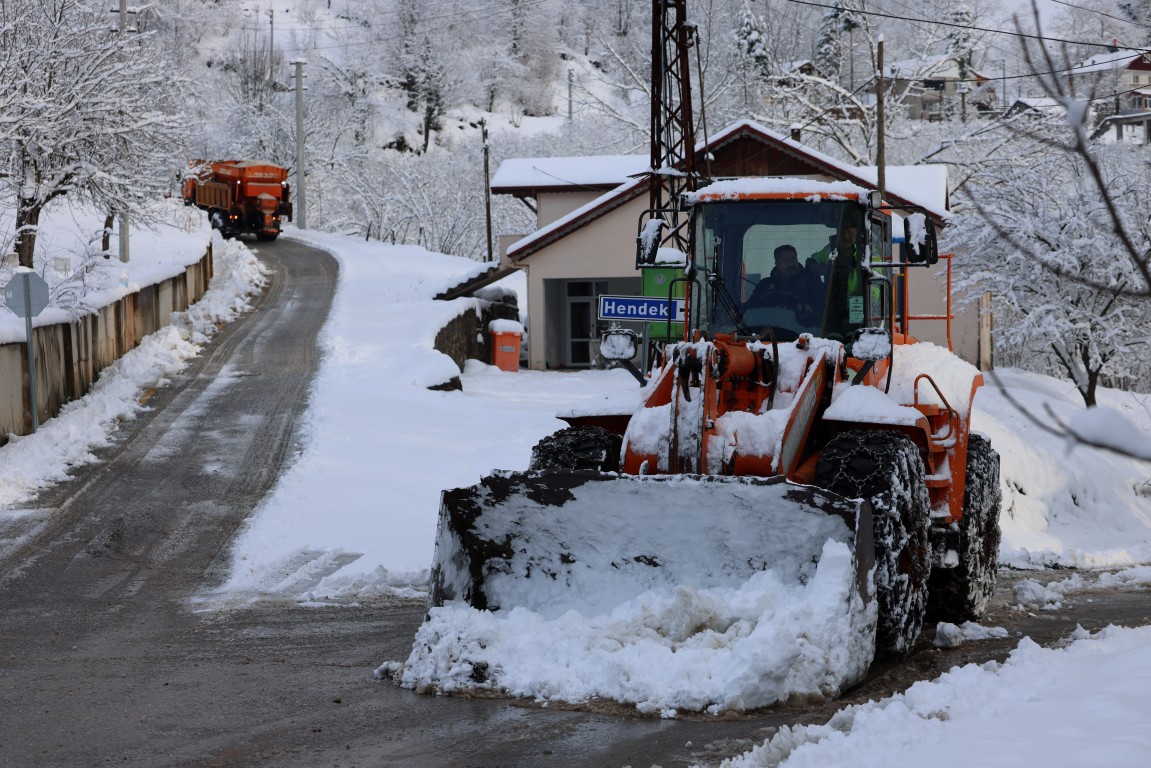 Hendek’te Karla Mücadele Aralıksız Sürüyor