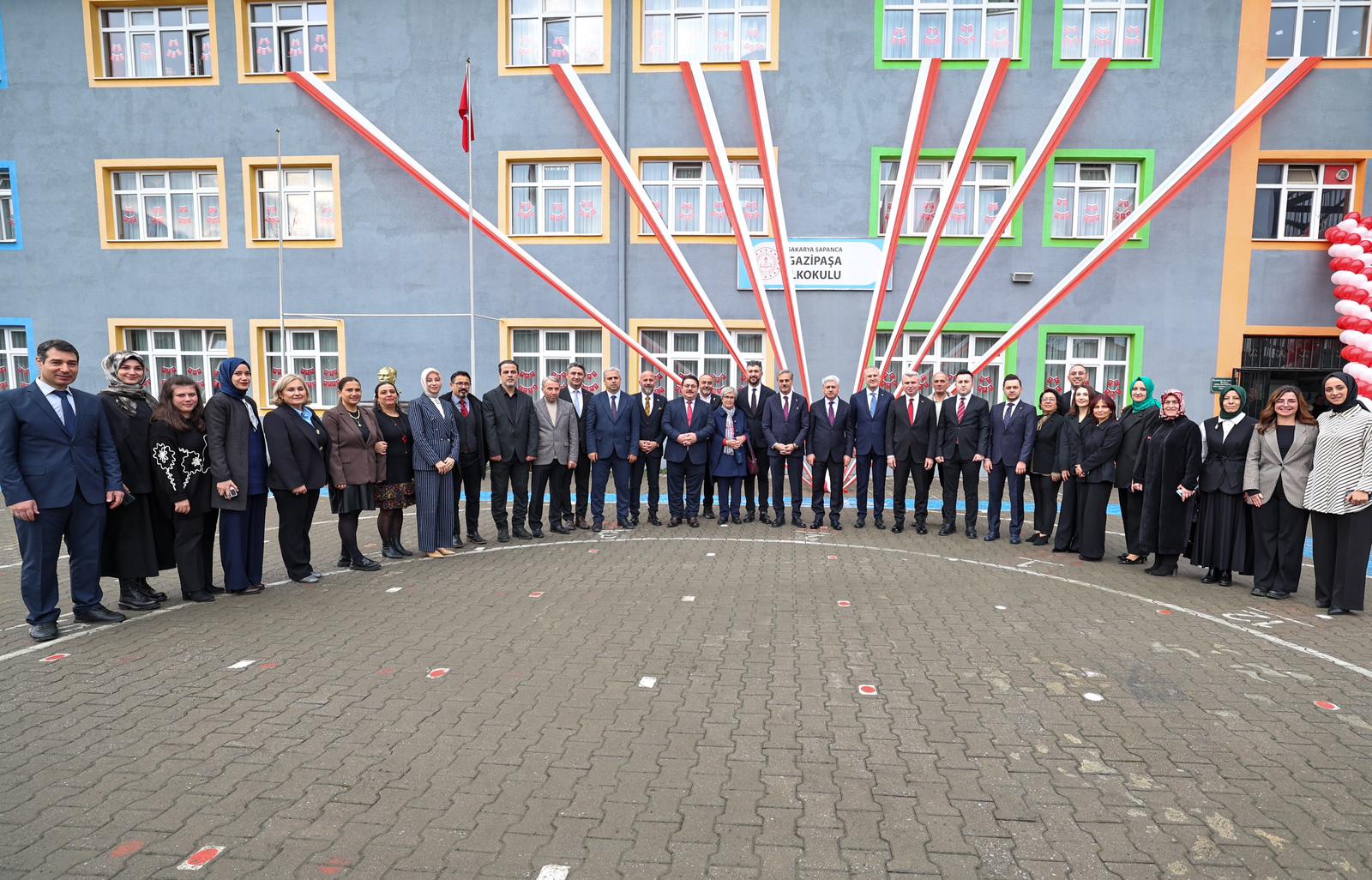 Yusuf Alemdar çocukların karne sevincini paylaştı: “Geleceğe doğru attığınız her adımda yanınızda bi