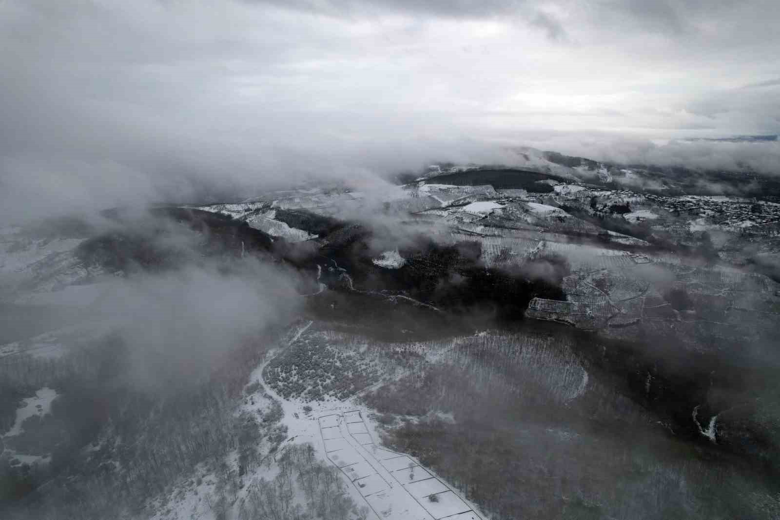 Sislerin ardında kalan kar manzarası kendine hayran bıraktı