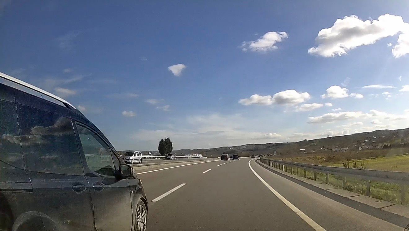 Şerit ihlali yaparak aracı silme geçti: Kazaya davetiye çıkaran sürücü canları hiçe saydı