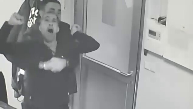 Engelli çalışan, güvenlik görevlisinin heimlich manevrasıyla hayata tutundu