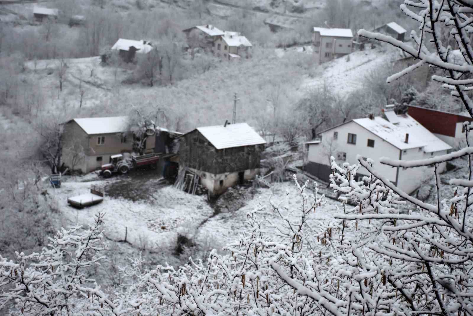Sakarya’nın yüksek kesimleri beyaz gelinliğini yeniden giydi