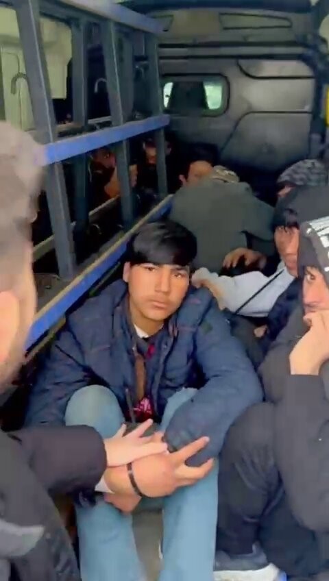 Durdurulan minibüste 20 düzensiz göçmen yakalandı: 2 tutuklama