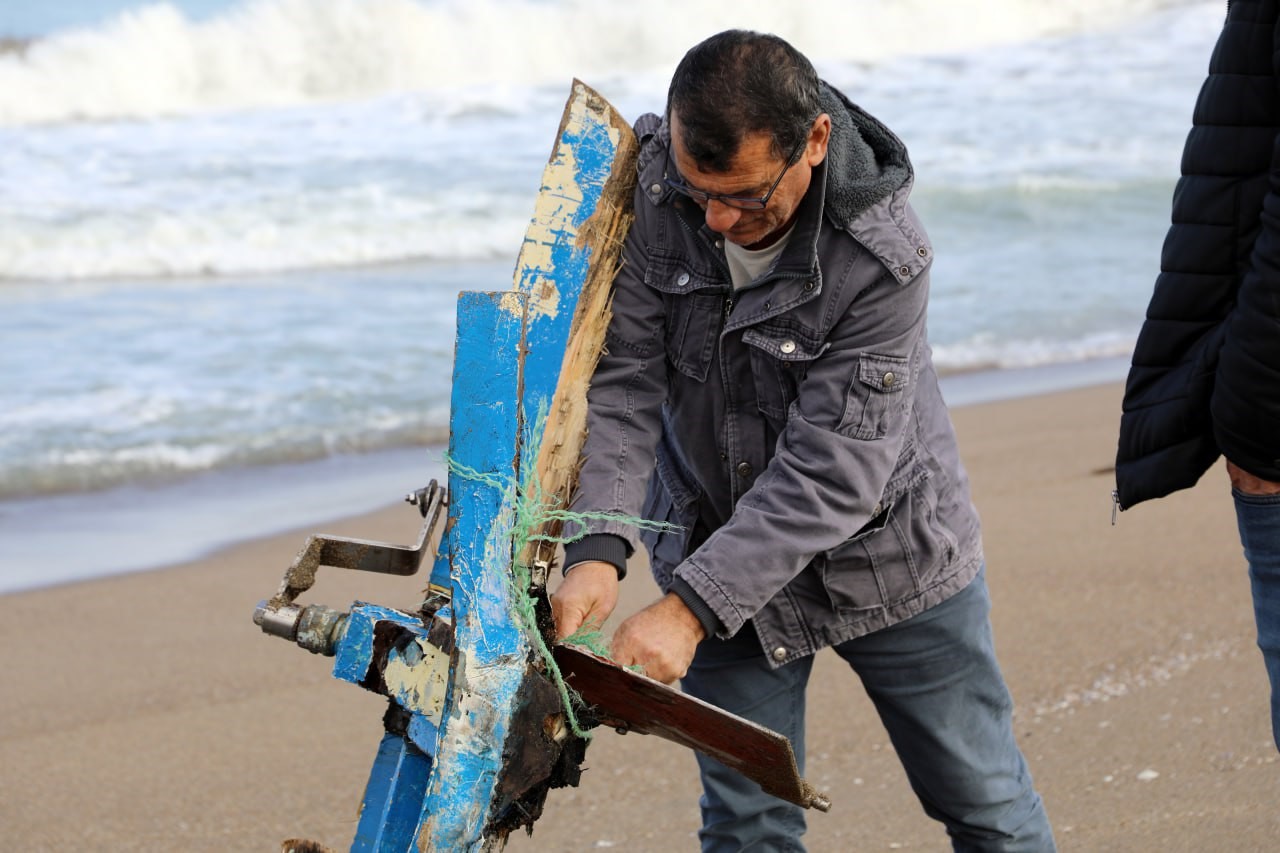 Sahilde 2 gün önce cansız bedeni bulunan balıkçının teknesi de aynı karaya vurdu