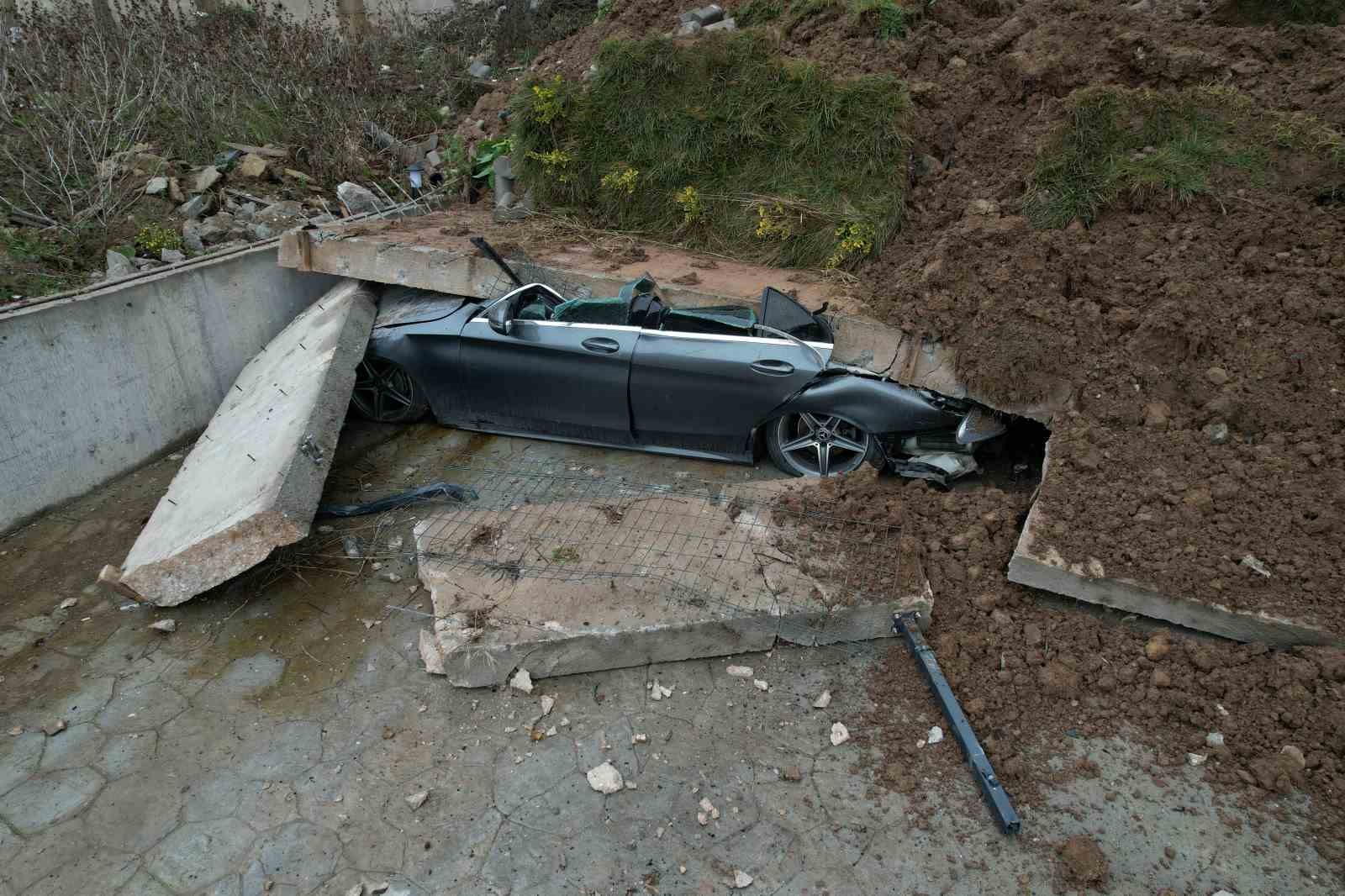 Sakarya’da istinat duvarı çöktü, 3 bina boşaltıldı