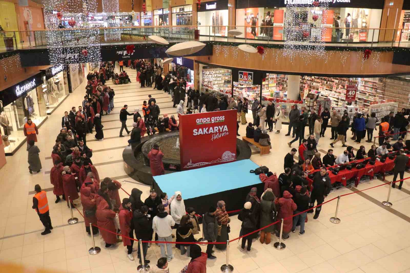 İndirim için geceden çadır kurup 8 saat yağmur altında beklediler