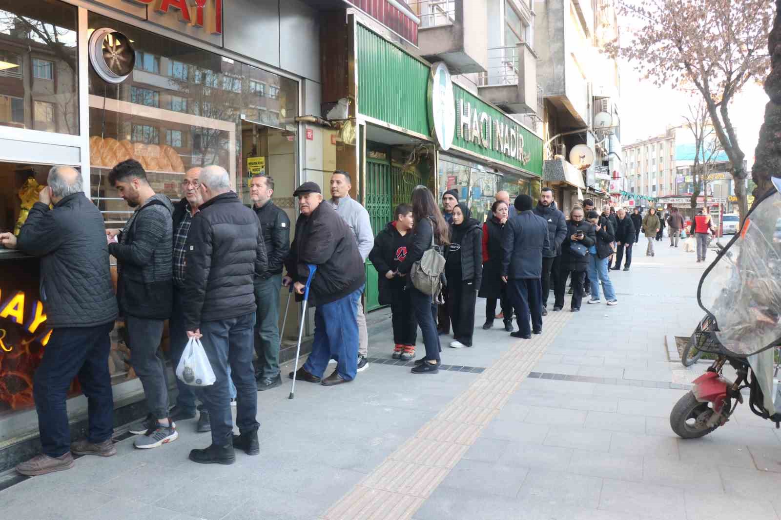 Sakarya’da ilk iftar öncesi metrelerce pide kuyruğu