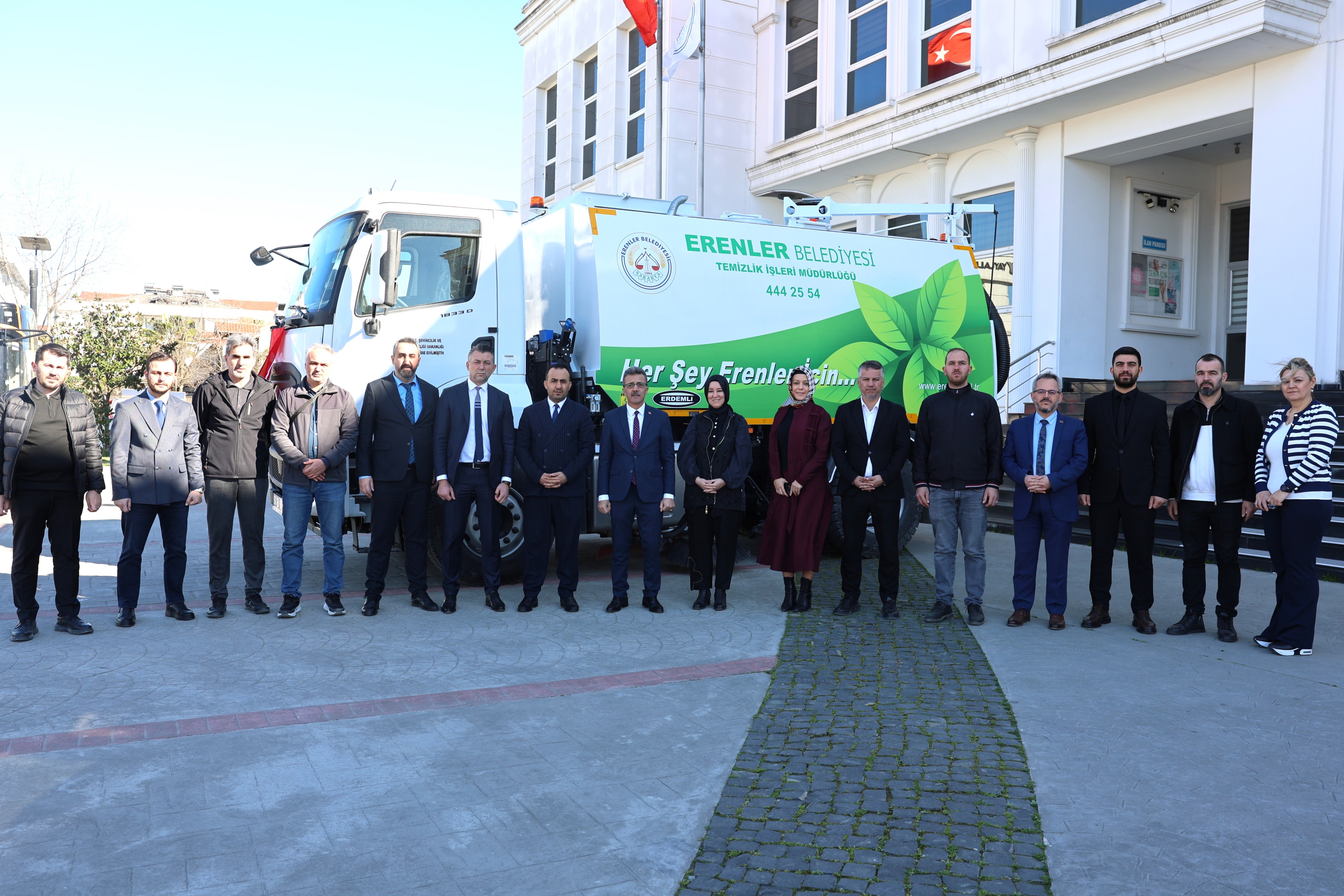 Erenler Belediyesi Araç Filosunu Yeni Yol Süpürme Aracıyla Güçlendirdi
