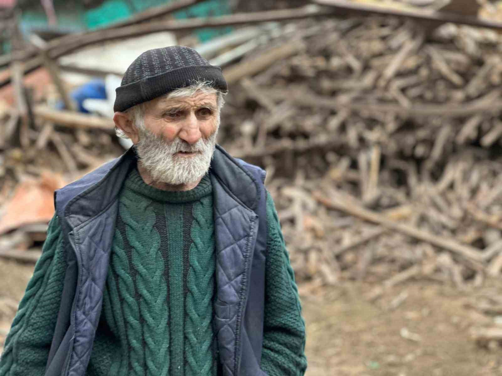 Evinden kamyonlar dolusu çöp çıkarılan 76 yaşındaki adam, çatıdan düşerek hayatını kaybetti