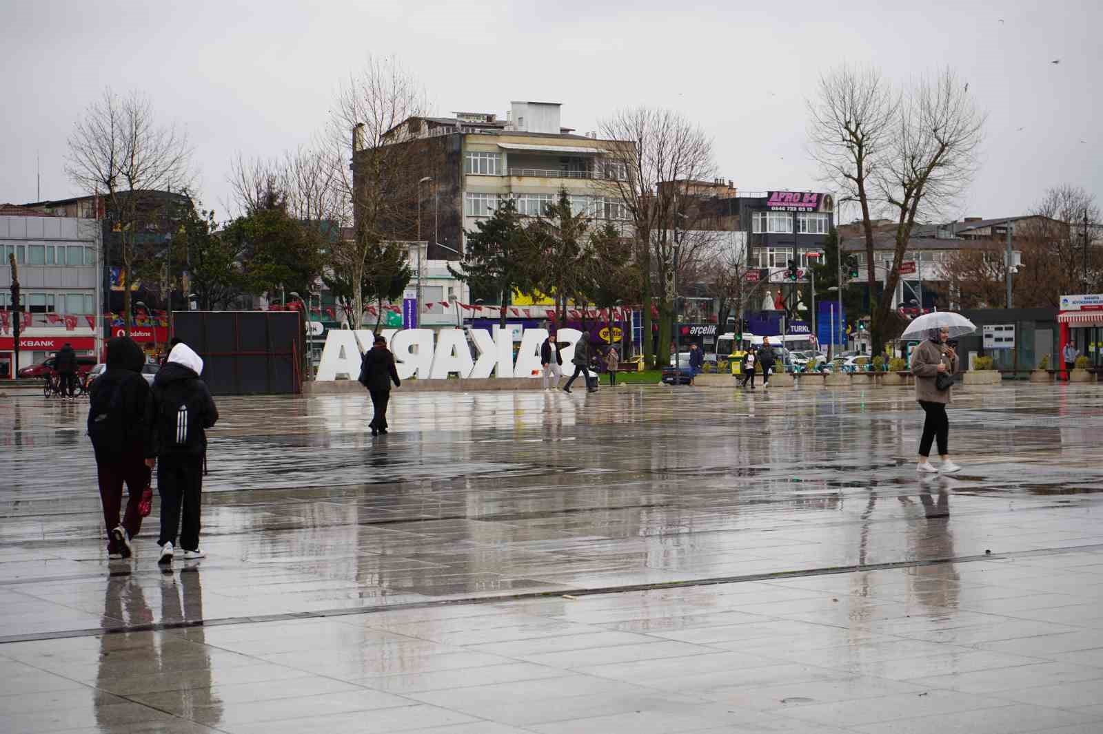 Sakarya’da şehir merkezinde yağmur, yüksek kesimlerde kar etkili oluyor