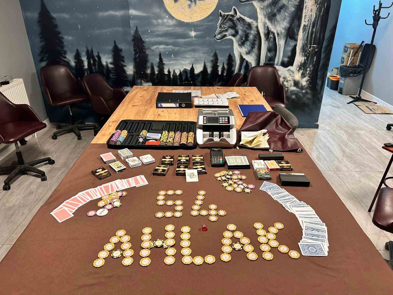 Özel davetiyeli poker masasına emniyet operasyonu: 18 kişiye toplam 208 bin lira ceza