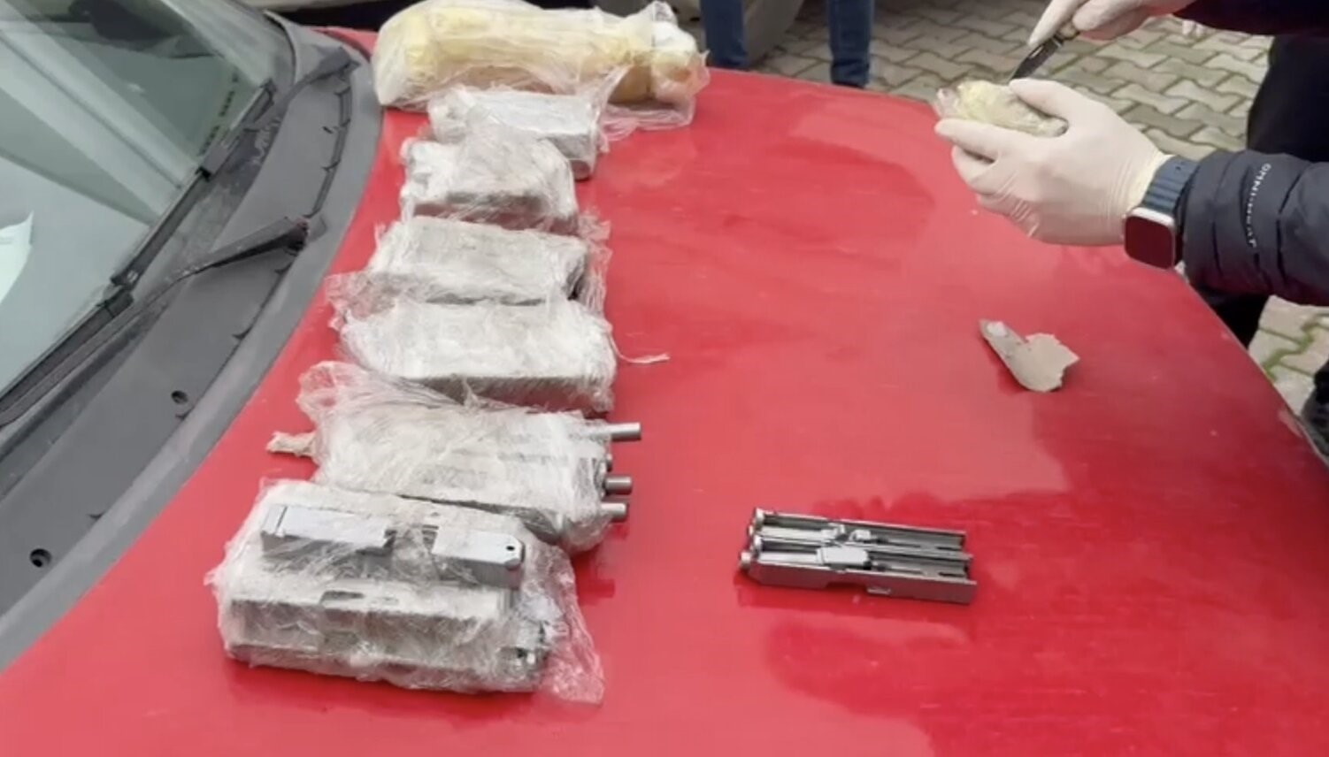 Otomobilin kapılarına zulalanmış cephanelik polis ekiplerince yakalandı