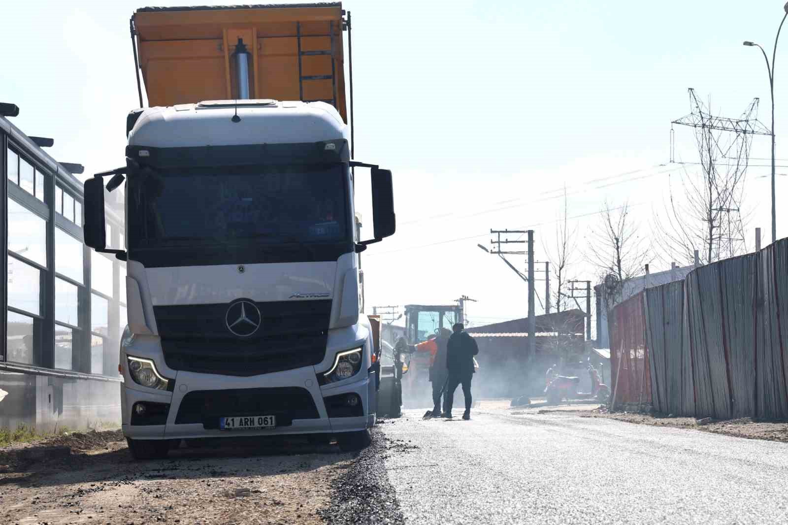 Erenler’de yollar yenilenmeye devam ediyor
