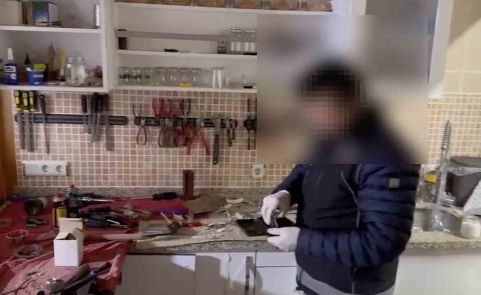 Ev, DEAŞ bağlantılı silah imalathanesi çıktı: Kokain ve yüzlerce silah parçası yakalandı