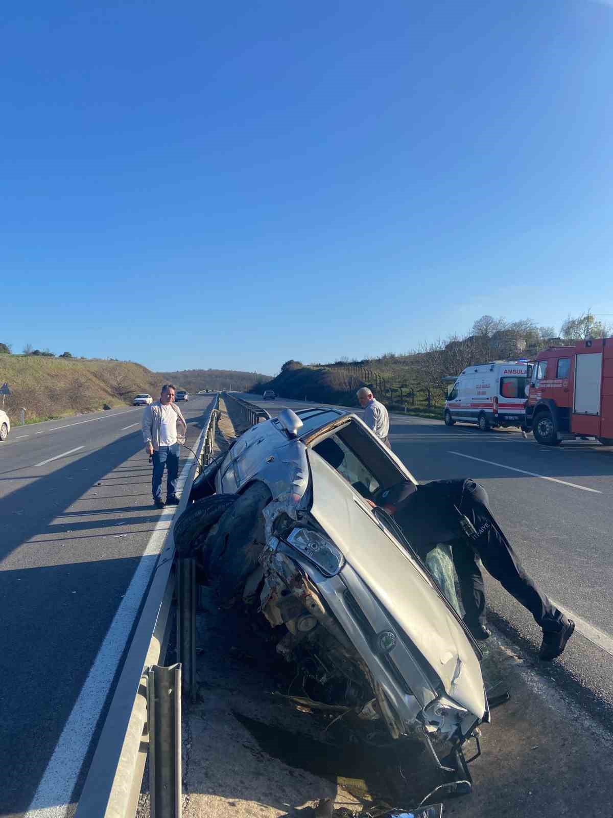 Sakarya’da kontrolden çıkan otomobildeki 2 kişi yaralandı