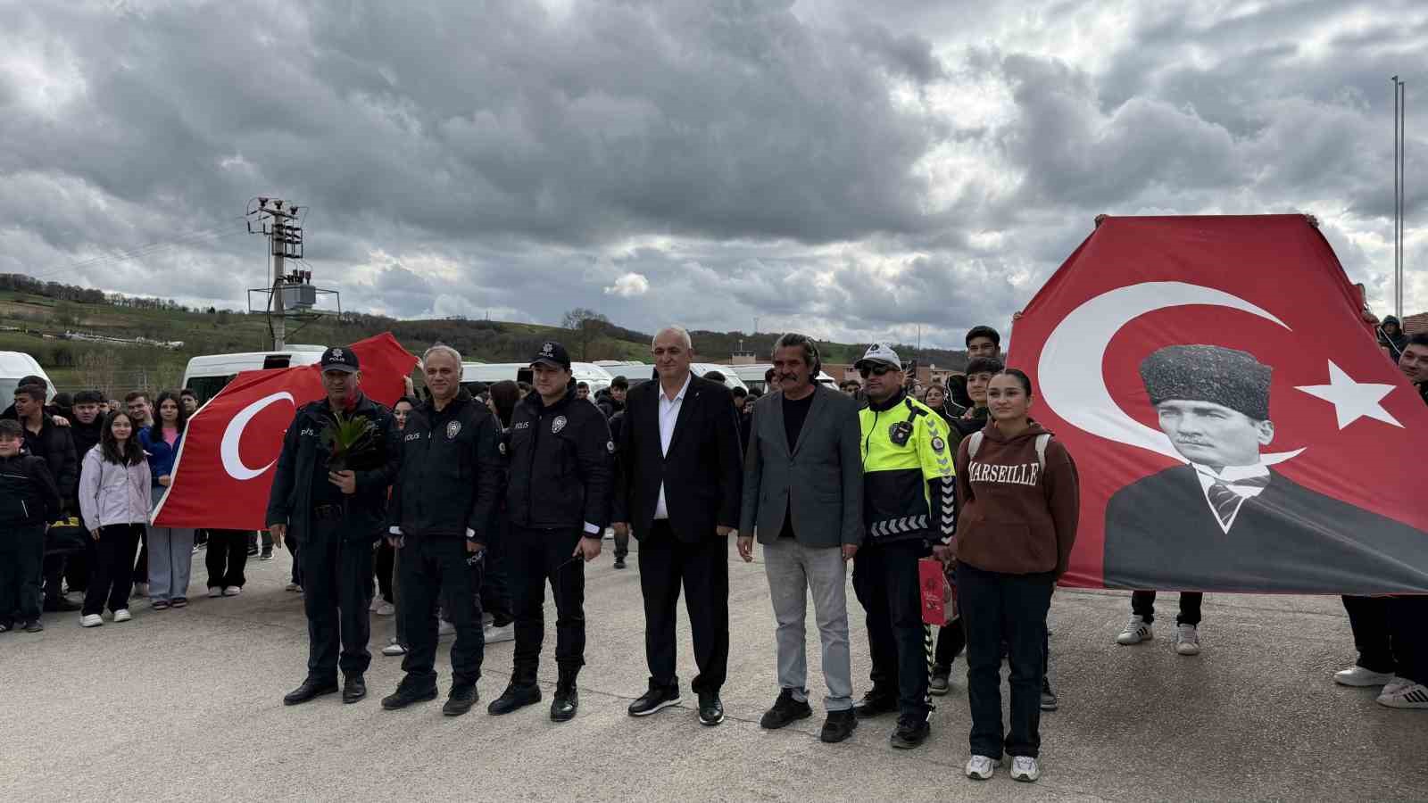 Kavga ihbarı üzerine geldiler, alkışlarla karşılandılar
