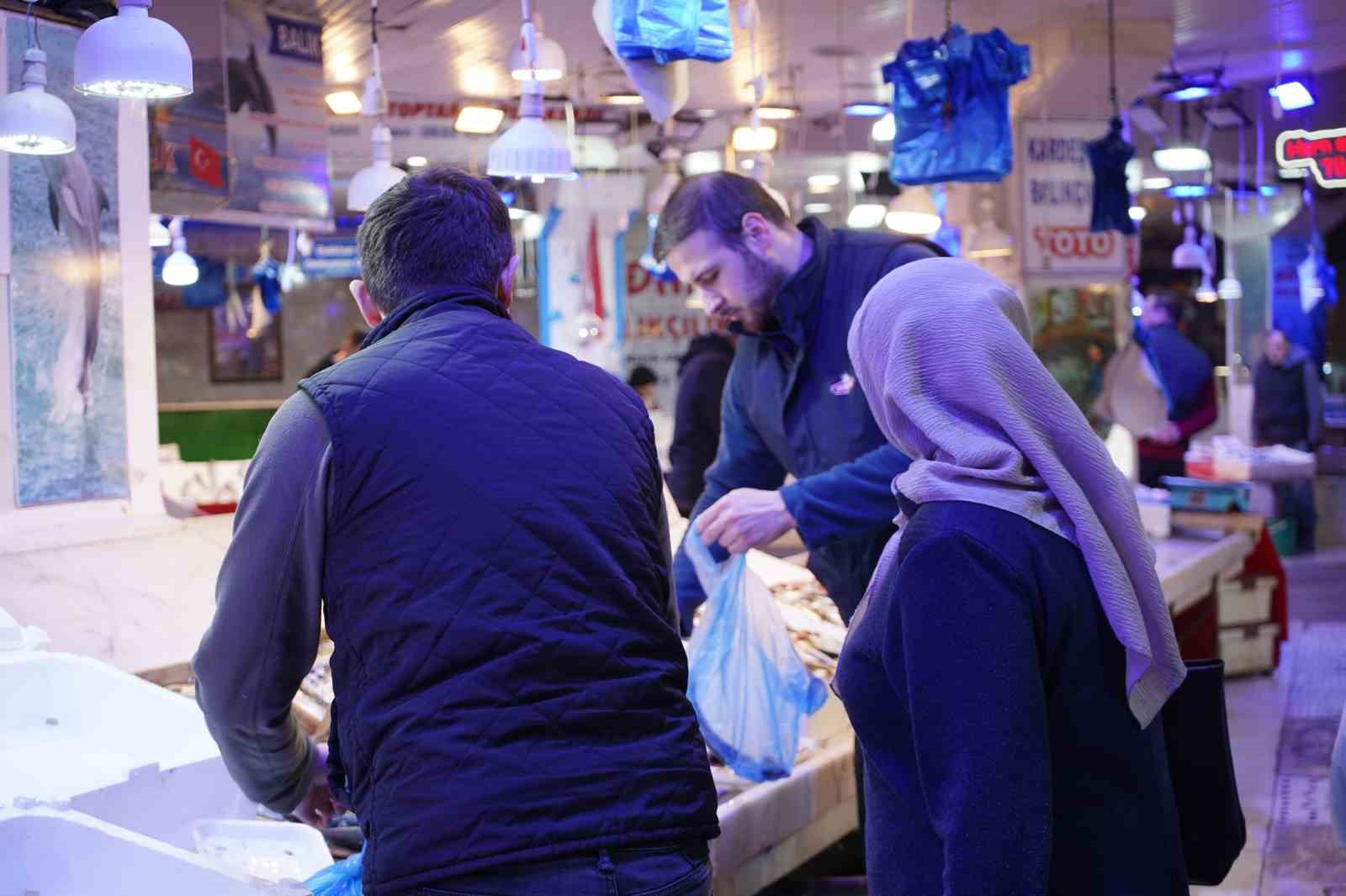 Sakarya’da sezonun son balıkları vatandaşla buluşuyor