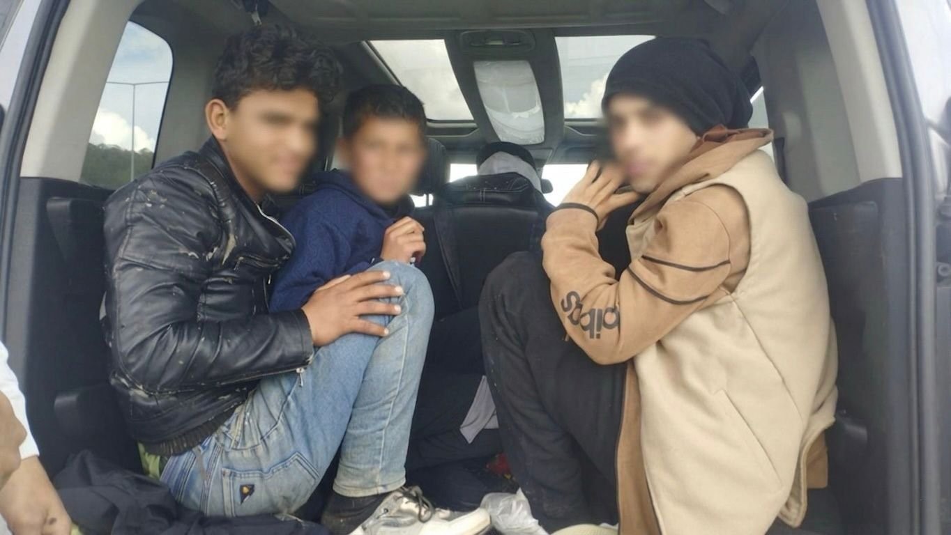 Jandarmanın durdurduğu araçtan  düzensiz göçmen çıktı: 2 tutuklama