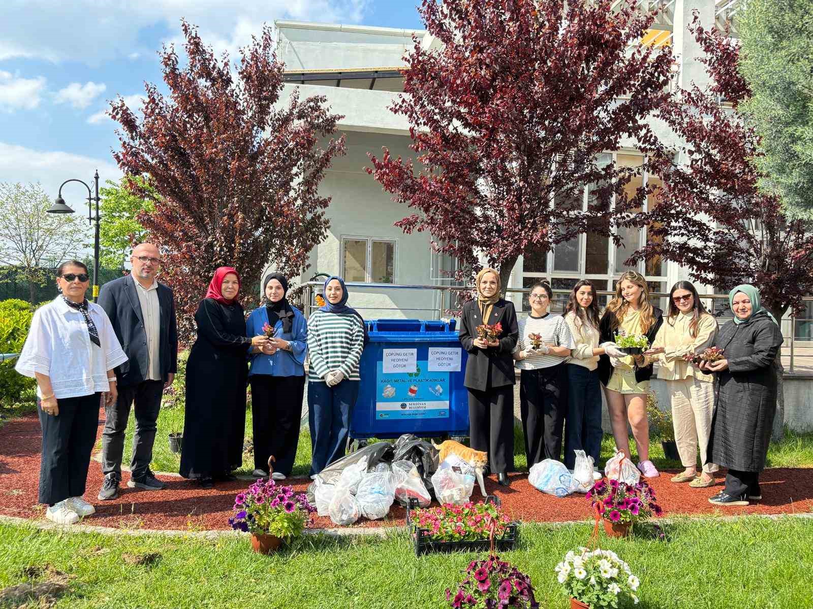 Gençlerden örnek hareket: Çöp topladılar, bahçeyi güllerle süslediler