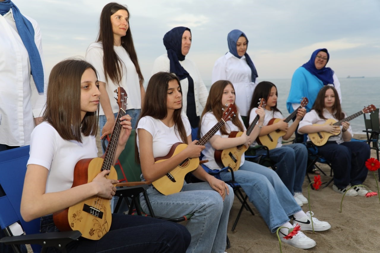 Minikler anneler için hem çaldı hem söyledi