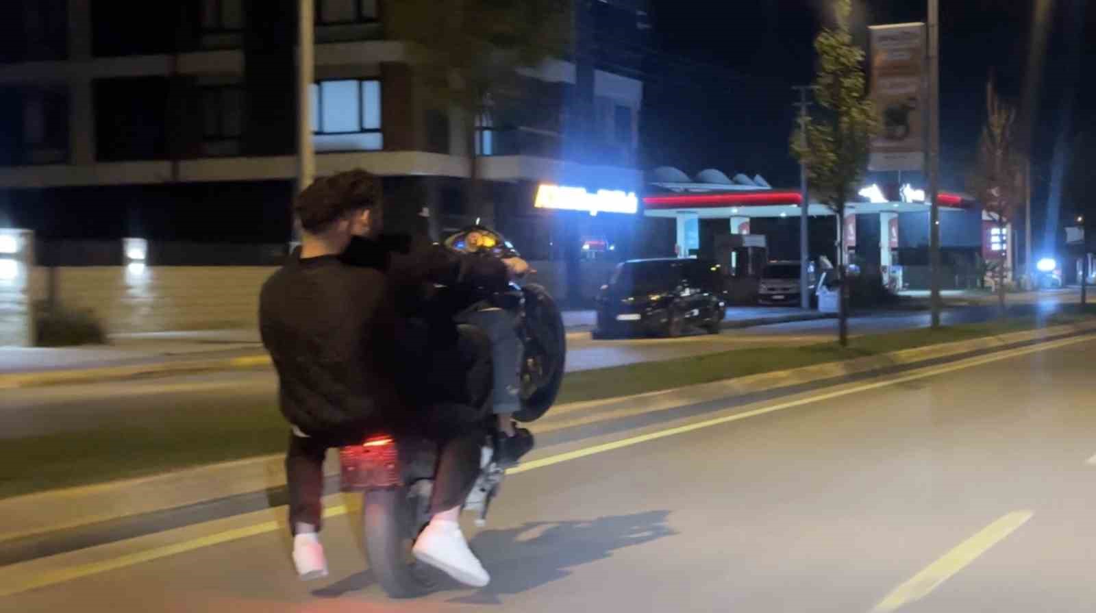 Plaka yok, kask yok: 3 kişi tek motosiklete bindi ön kaldırıp şov yaptı