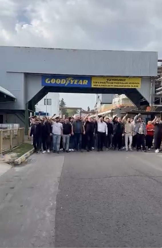 Goodyear fabrikasında vardiya sloganlarla değişti