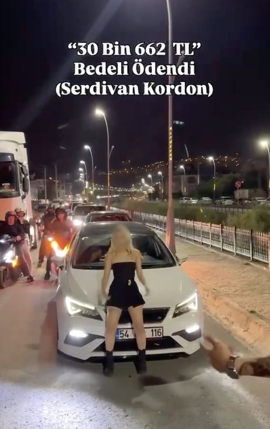 Trafikte dans pahalıya patladı: Aynı videoyu 