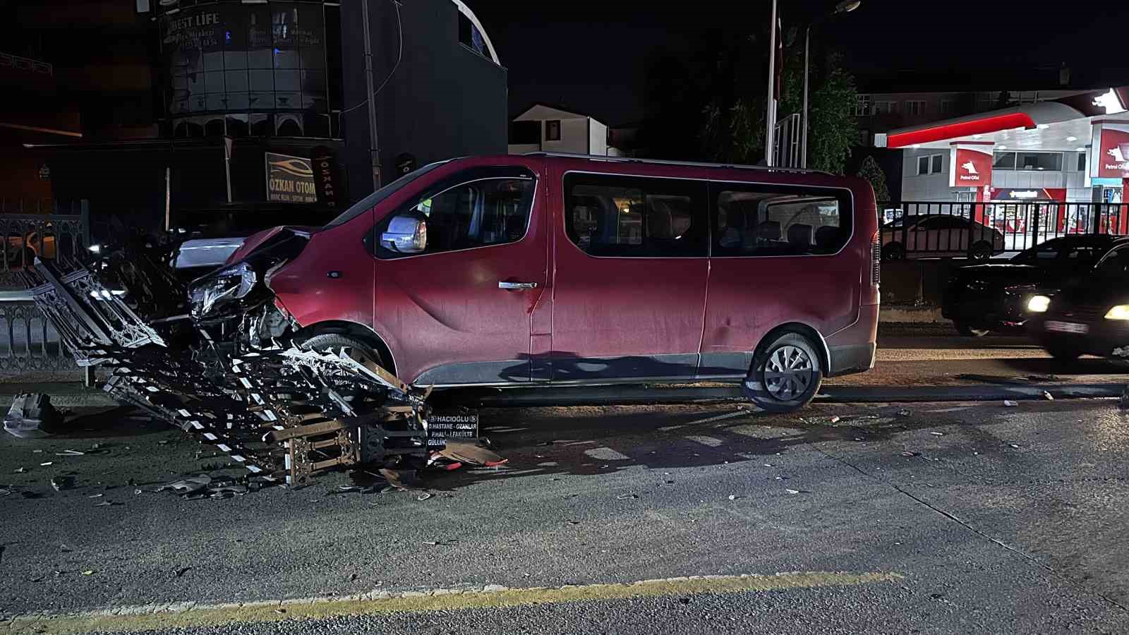 Kontrolden çıkan minibüs refüjdeki demirlere çarptı